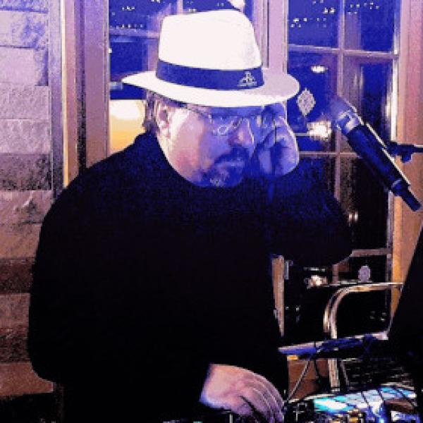 <p class='artist-title'>DJ animateur professionnel</br></p>
<p><a style='color: #000000;' title='Karaoké, Sonorisateur, Major de table, Eclairagiste professionnel' href='#' data-original-title='' data-rel='tooltip' data-toggle='tooltip' data-trigger='hover' data-placement='bottom' data-title=''><em class='fa fa-info-circle'></em></a>
</p>
<span class='artist-code'>3</span>