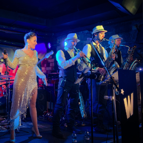 <p class='artist-title'>Live Band</br></br>
</p>
<span class='artist-code'>5</span>