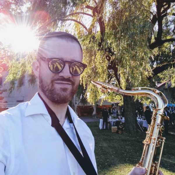 <p class='artist-title'>Musicien saxophoniste</br></br>
</p>
<span class='artist-code'>1</span>