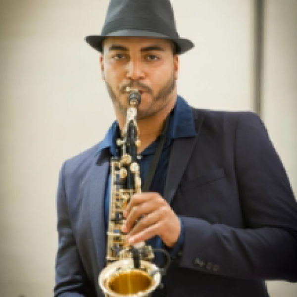 <p class='artist-title'>Musicien saxophoniste</br></br>
</p>
<span class='artist-code'>2</span>